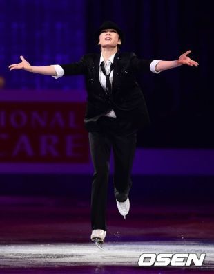 김연아(스케이트선수)
김연아는 18일(한국시간) 캐나다 온타리오주 런던의 버드와이저 가든스에서 열린 2013 국제빙상경기연맹(ISU) 세계선수권대회 갈라쇼에서 남장여인으로 관중들을 매료시켰다.