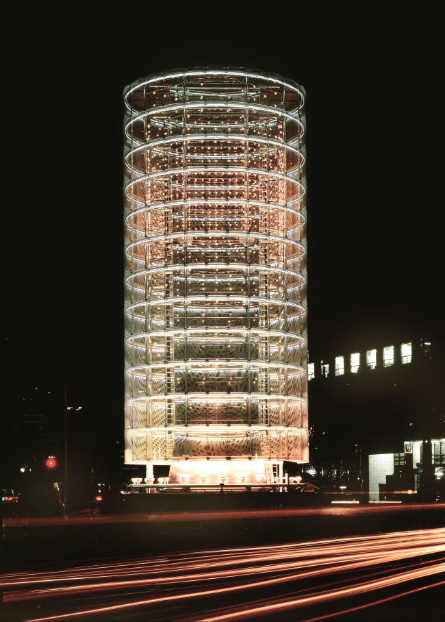 <YONHAP PHOTO-0117> This publicity photo provided courtesy of Toyo Ito and Associates, Architects, shows Japanese architect Toyo Ito's 1986 building, Tower of Winds, in Yokohama-shi, Japan. Ito has won the 2013 Pritzker Architecture Prize, the prize's jury announced Sunday, March 17, 2013. Ito, the sixth Japanese architect to receive the prize, is recognized for the libraries, houses, theaters, offices and other buildings he has designed in Japan and beyond. (AP Photo/Courtesy of Toyo Ito and Associates, Architects, Tomio Ohashi)/2013-03-18 05:52:41/ <저작권자 ⓒ 1980-2013 ㈜연합뉴스. 무단 전재 재배포 금지.>
Toyo Ito’s 1986 building, Tower of Winds, in Yokohama-shi, Japan.    AP-Yonhap News