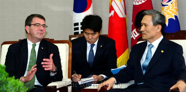 Minister of National Defense Kim Kwan-jin (right) speaks with U.S. Deputy Secretary of Defense Ashton Carter at the Ministry of National Defense in Seoul on Monday.   Joint Press Corps