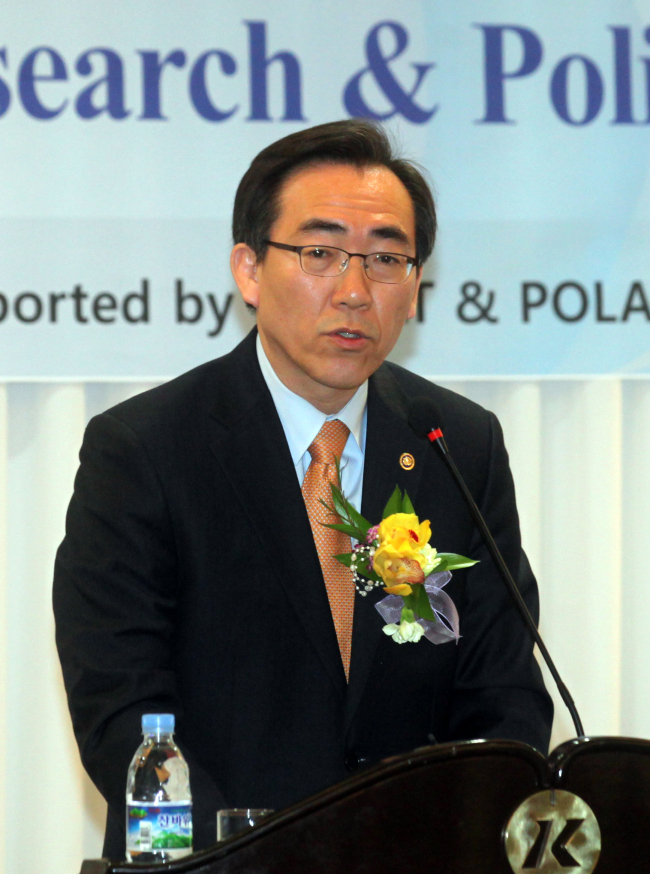 Vice Foreign Minister Cho Tae-yul addresses a conference on Arctic research and policy in Seoul on Monday.   Yonhap News