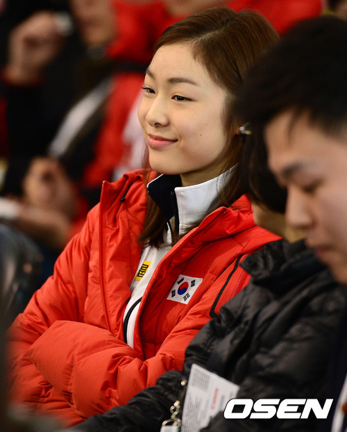 김연아(스케이트선수)
바로 ‘완판녀’ 김연아가 2013 국제빙상경기연맹(ISU) 피겨 스케이팅 세계선수권대회에서 바른 립스틱이 궁금증을 자아내고 있는 것이다.
