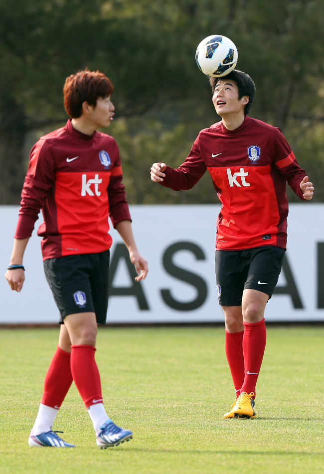손흥민(좌측부터/축구선수/함부르크SV),기성용(축구선수/스완지시티AFC)
National team stars Ki Sung-yueng (right) and Son Heung-min take part in a practice session on Monday.   Yonhap News