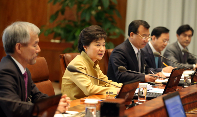 President Park Geun-hye speaks during a meeting with senior secretaries at Cheong Wa Dae on Monday. (Yonhap News)