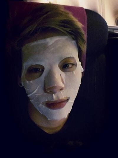 종현(김종현/가수/샤이니)
종현 팩 셀카에 누리꾼들의 시선이 쏠렸다. 그룹 샤이니 멤버 종현은 17일 자신의 트위터에 “비행기 타고 오면서 팩했다. 근데 승무원이 보고 귀신인 줄 알았나 봄