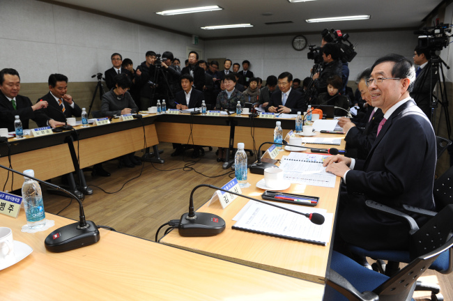 박원순(광역단체장/변호사)
박 시장은 18일 오전 9시부터 20일 오후 1시 30분까지 강서구에서 1박 2일, 양천구에서 1박 2일 동안 현장시장실을 운영한다.