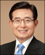 김봉영(기업인/삼성에버랜드)
삼성에버랜드(사장 김봉영ㆍ사진)가 창립 50주년 기념일(3월 31일)을 앞두고 19일 사업장이 위치한 지역의 복지시설에 무료급식을 제공하는 ‘희망나눔 봉사활동’을 실시했다. ‘지역사회와 함께 하는 아름다운 이웃 만들기’라는 취지로 실시된 이번 봉사활동에는 창립 50주년 기념의 의미를 살려 500명의 임직원이 참여했다.