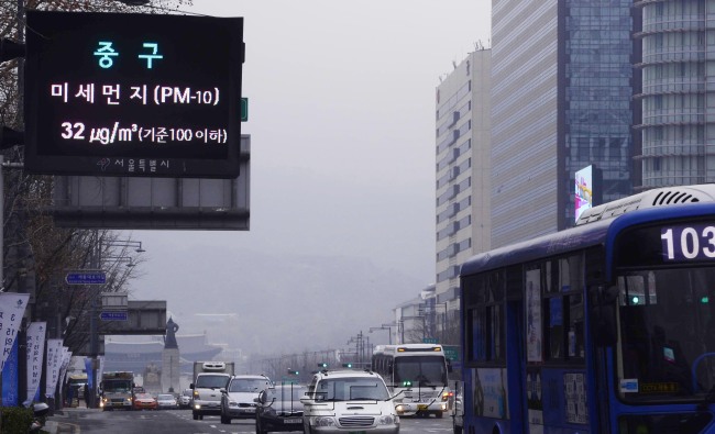 황사가 예보된 19일 오전 서울 중구 시청역 인근 전광판에 미세먼지 농도가 오전 8시 기준으로는 기준치 미만이다. 박해묵 기자/mook@heralldcorp.com
황사가 예보된 19일 오전 서울 중구 시청역 인근 전광판에 미세먼지 농도가 오전 8시 기준으로는 기준치 미만이다. 박해묵 기자/mook@heralldcorp.com