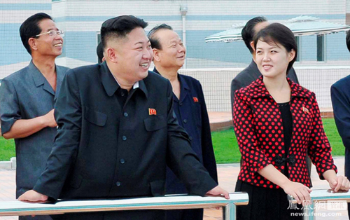 김정은(좌측부터/정치인/북한국방위원회),리설주(김정은부인)
영국의 왕세자비 케이트 미들턴, 버락 오바마 미국 대통령 영부인 미셸 오바마처럼 북한의 퍼스트레이디인 김정은 국방위원회 제1위원장의 아내인 리설주(李雪主ㆍ28)도 자국의 ‘완판녀’로 명성이 높았다. 전세계 최연소 퍼스트레이디인 리설주의 패션감각이 최신유행에는 눈이 어두울 것 같은 북한여성들의 마음을 사로잡은 것이다.