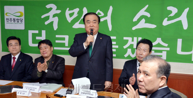 민주통합당 문희상 비상대책위원장이 19일 오전 서울 종로3가 한 국밥집에서 전국소상공인단체연합회 대표들과 간담회를 갖고 있다. 박현구 기자phko2heraldcorp.com