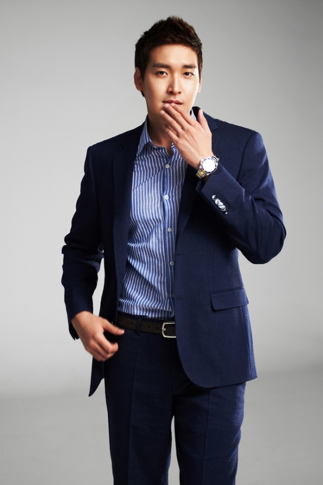 정겨운(탤런트/영화배우)
소속사 판타지오는 최근 정겨운과 전속 계약을 다시 맺었다고 19일 밝혔다. 정겨운은 “처음 새싹일 때부터 단계적인 매니지먼트와 전폭적인 지원으로 나에게 좋은 토양과 자양분 역할을 해준 회사가 있었기에 어느덧 좋은 나무로 성장할 수 있었던 것 같다. 금까지 나를 믿고 지지해준 소속사에 앞으로는 내가 더 큰 힘과 도움이 되고 싶다. 그게 도리인 것 같고 더 크고 좋은 나무가 되기 위해 열심히 최선을 다하겠다”고 말했다.