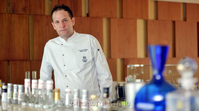 지오바니마우로세우(GiovanniMauroSeu/요리연구가)
Giovanni Mauro Seu, executive chef of Sheraton Grande Walkerhill, poses for a photo during an interview with The Korea Herald on Monday.
Kim Myung-sub/The Korea Herald