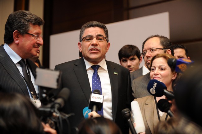 <YONHAP PHOTO-0368> (130319) -- ISTANBUL, March 19, 2013 (Xinhua) -- Ghassan Hitto (C) speaks to the press after being elected as the prime minister of the interim government of Syria's opposition, in Istanbul, Turkey, March 19, 2013. The Syrian opposition coalition elected Ghassan Hitto as the prime minister of its interim government early Tuesday morning as part of the efforts to establish a coherent and inclusive political body to administer the opposition-held areas in northern Syria. (Xinhua/Ma Yan) (lyx)/2013-03-19 10:25:26/ <저작권자 ⓒ 1980-2013 ㈜연합뉴스. 무단 전재 재배포 금지.>
Ghassan Hitto (center) speaks to the press after being elected as the prime minister of the interim government of Syria’s opposition in Istanbul, Turkey, Tuesday.   Xinhua-Yonhap News
