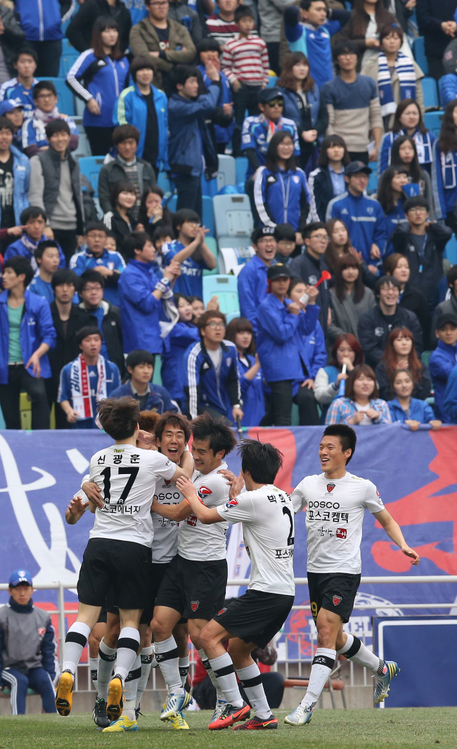 Players of the Pohang Steelers celebrate their victory against Suwon Samsung during the 2013 Hyundai Oilbank K League Classic on Sunday.   Yonhap News