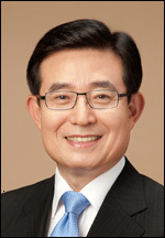 김봉영(기업인/삼성에버랜드)
삼성에버랜드(사장 김봉영ㆍ사진)가 창립 50주년 기념일(3월 31일)을 앞두고 19일 사업장이 위치한 지역의 복지시설에 무료급식을 제공하는 ‘희망나눔 봉사활동’을 실시했다. ‘지역사회와 함께 하는 아름다운 이웃 만들기’라는 취지로 실시된 이번 봉사활동에는 창립 50주년 기념의 의미를 살려 500명의 임직원이 참여했다.