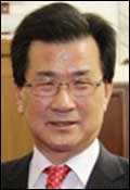 이시종(광역단체장/전국회의원)
이시종<사진> 도지사를 단장으로 하는 충북도 홍보사절단은 중국 방문 사흘째인 19일 상하이를 방문, 현지 미용 및 코트라 관계자 등 120여명의 관계자들을 상대로 오송 화장품뷰티박람회 홍보설명회를 개최했다고 밝혔다.