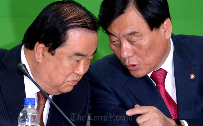 Democratic United Party floor leader Rep. Park Ki-choon (right) and emergency committee chief Rep. Moon Hee-sang attend the committee’s meeting at the party’s headquarters in Seoul on Friday.   Park Hyun-koo/The Korea Herald