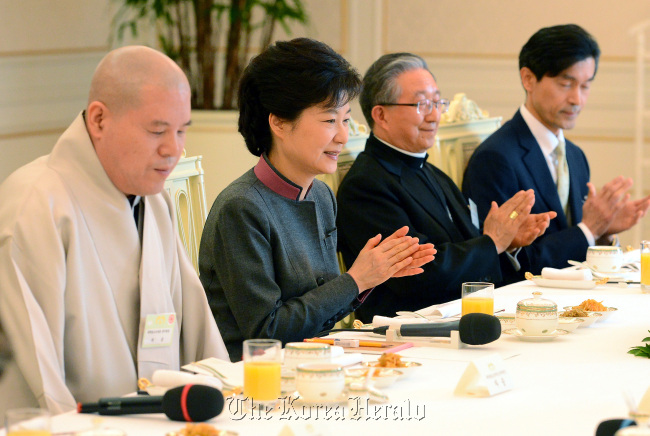 President Park Geun-hye attends a luncheon with religious leaders at Cheong Wa Dae on Tuesday including Rev. Kim Hee-joong  (second from right) of the Catholic Bishop’s Conference of Korea and Jaseung (left), head of the Buddhist Jogye Order.   Chung Hee-cho/The Korea Herald