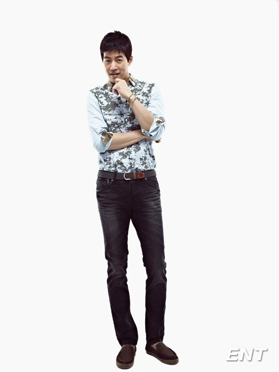 이상윤(탤런트)
젊은 세대는 물론이고 주부층까지 다양한 연령대의 뜨거운 사랑을 받고 있는 이상윤. “나 조차도 이 정도일 줄은 몰랐다”며 털털하게 웃어 보이는 그에게 ‘내 딸 서영이’는 필모그래피 그 이상의 작품이 됐다.