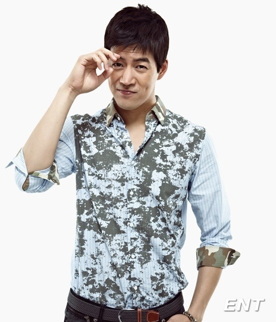 이상윤(탤런트)
젊은 세대는 물론이고 주부층까지 다양한 연령대의 뜨거운 사랑을 받고 있는 이상윤. “나 조차도 이 정도일 줄은 몰랐다”며 털털하게 웃어 보이는 그에게 ‘내 딸 서영이’는 필모그래피 그 이상의 작품이 됐다.