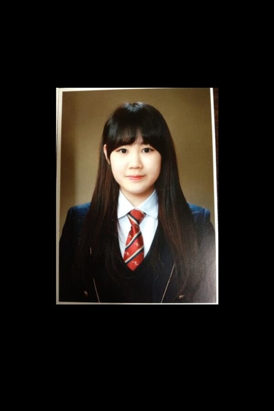박지민(가수/피프틴앤드)
박지민은 지난 18일 자신의 트위터에 “사진이 너무 충격이였나요.. 요즘 힘드신 분 많이 계셔서 웃음으로 올린거에요~ 그럼 평범한 지민이 올릴께용”이라는 글과 함께 사진을 올렸다.
