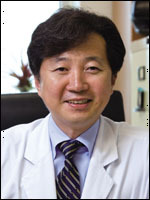 유창식(의사/서울아산병원)
국내의료진에 의해 희귀 난치성 질환인 크론병의 가장 흔한 합병증인 ‘크론성 치루’를 완치할 신개념의 줄기세포 치료제가 개발돼 전 세계 학계의 주목을 받고 있다. 서울아산병원 대장항문외과 유창식 교수팀은 2010년 1월부터 2012년 8월까지 크론성 치루 환자 33명에게 환자 자신의 배나 허벅지 지방을 이용해 만든 자가 지방줄기세포 치료제로 주입해 8주 후 27명(82%)의 환자에서 누공이 완벽하게 막히면서 치료되는 결과를 얻었다.