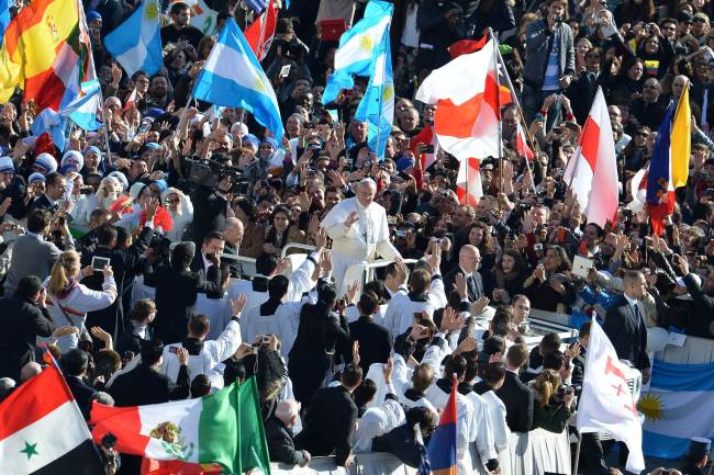 Pope Francis waves as he arrives in St. Peter’s Square for his inauguration Mass at the Vatican on Tuesday.   AFP-Yonhap News