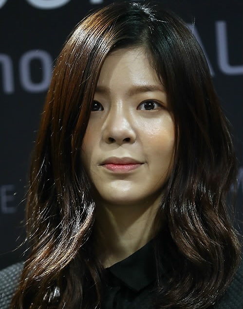 장재인(가수/작사가)
장 씨의 소식사 나뭇잎 엔터테인먼트는 이날 “장재인이 지난해 가을부터 마비 증세가 있었다”고 밝히면서 "이후 통증이 동반돼 종합병원에서 말초신경 손상이란 진단을 받았다. 어제 신경 및 혈관계 검사 30여 개를 받았으며 오늘 추가 진단을 받은 후 입원 치료를 고려하고 있다”고 설명했다.