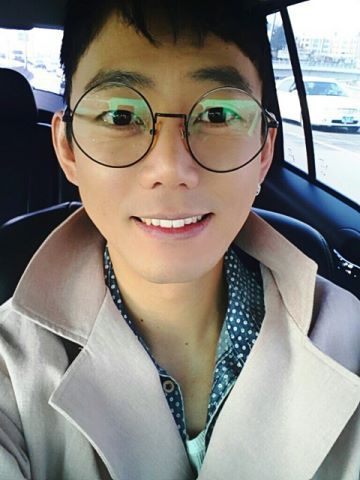 테이(김호경/가수)
테이는 19일 자신의 트위터에 “나만 그리웠던 거? 아니라고 해줘. 충성. 휴가 나와서 인사드리지 말입니다. 다들 어찌 지내시나이까. 가을에 떠난 자 어느덧 봄에 인사드립니다. 아아아아 반가워라”란 글과 함께 사진 여러 장을 공개했다.