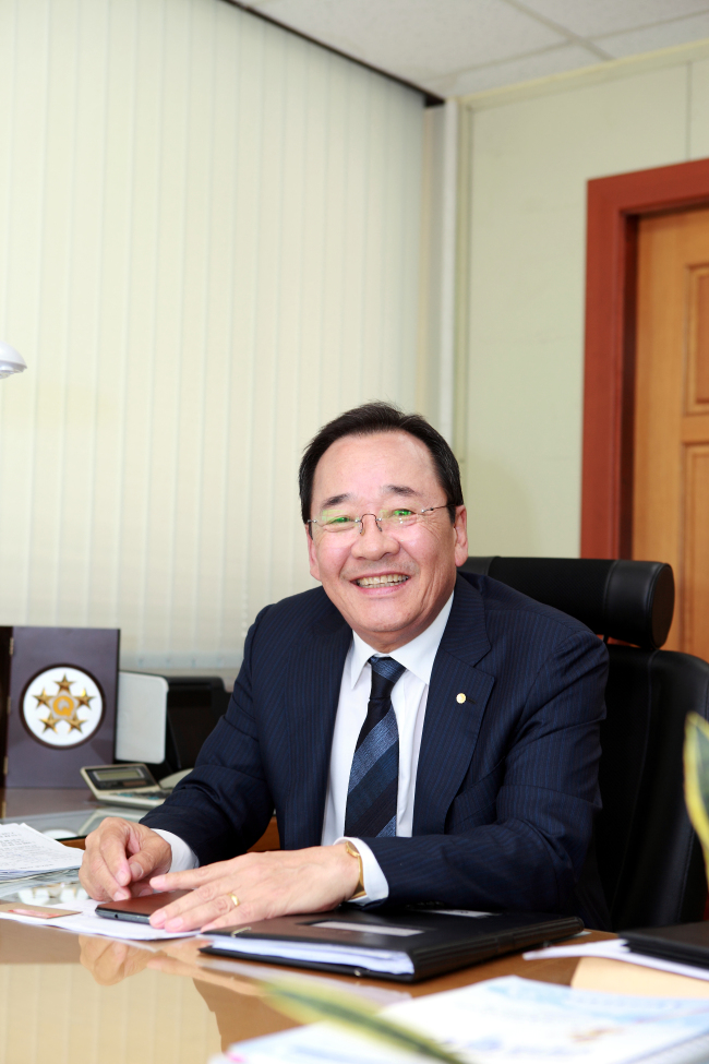 한우삼(기업인/태양금속공업)
손경식 대한상의 회장은 기념사를 통해 “상공의날이 처음 제정됐던 1973년 75억 달러에 불과했던 무역규모가 지금은 1조 달러로 확대됐고, 400달러였던 1인당 국민소득 역시 2만 달러를 넘어섰다”며 “자본도 없고 자원마저 빈약했던 우리가 한강의 기적을 이룩한 데는 생산현장과 수출일선에서 밤낮없이 땀 흘리는 상공인과 근로자의 노고가 크다”고 격려했다.