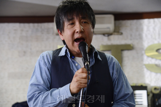 가수 이광조. 박해묵 기자/mook@heraldcorp.com
가수 이광조. 박해묵 기자/mook@heraldcorp.com
가수 이광조. 박해묵 기자/mook@heraldcorp.com