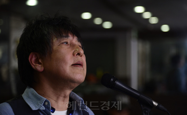 가수 이광조. 박해묵 기자/mook@heraldcorp.com
가수 이광조. 박해묵 기자/mook@heraldcorp.com
가수 이광조. 박해묵 기자/mook@heraldcorp.com