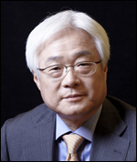 나완배(기업인/GS에너지)
대한상공회의소(회장 손경식)는 20일 서울 코엑스에서 ‘제40회 상공의 날 기념식’을 갖고 이들을 포함한 17명에게 훈장과 산업포장을 수여했다. 이날 박근혜 대통령은 취임 후 처음으로 경제계 행사에 참석, 수상자들을 격려했다. 은탑산업훈장은 김영진 환영철강공업 사장과 박인주 제니엘 대표이사가 수상했다.