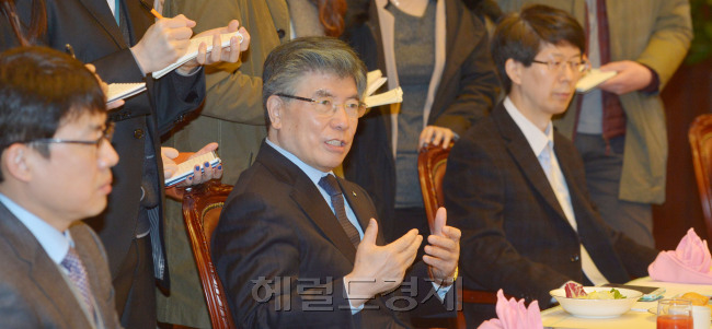 20일 오전 서울 남대문로 한국은행 본사에서 열린 경제동향간담회에서 김중수 한국은행 총재가 모두발언을 하고 있다.<br />김명섭 기자 msiron@heraldcorp.com
20일 오전 서울 남대문로 한국은행 본사에서 열린 경제동향간담회에서 김중수 한국은행 총재가 모두발언을 하고 있다.
김명섭 기자 msiron@heraldcorp.com