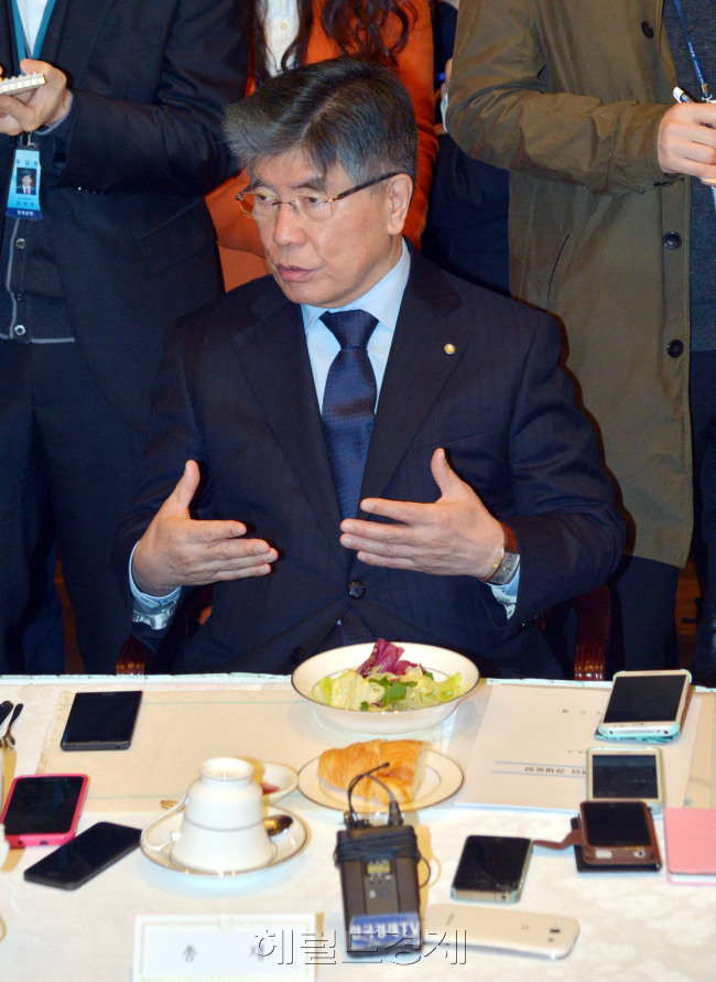 20일 오전 서울 남대문로 한국은행 본사에서 열린 경제동향간담회에서 김중수 한국은행 총재가 모두발언을 하고 있다. 앞에 놓은 스마트폰은 취재기자들이 녹취를 하기위해 놓아둔 것이다.<br />김명섭 기자 msiron@heraldcorp.com
20일 오전 서울 남대문로 한국은행 본사에서 열린 경제동향간담회에서 김중수 한국은행 총재가 모두발언을 하고 있다. 앞에 놓은 스마트폰은 취재기자들이 녹취를 하기위해 놓아둔 것이다.
김명섭 기자 msiron@heraldcorp.com