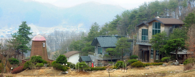 건설업자가 유명 인사들을 초대해 성접대를 한 의혹의 장소로 지목된 원주시 부론면 별장 전경. 원주=김명섭 기자  msiron@heraldcorp.com
건설업자가 유명 인사들을 초대해 성접대를 한 의혹의 장소로 지목된 원주시 부론면 별장 전경. 원주=김명섭 기자  msiron@heraldcorp.com
건설업자가 유명 인사들을 초대해 성접대를 한 의혹의 장소로 지목된 원주시 부론면 별장 전경. 원주=김명섭 기자  msiron@heraldcorp.com
건설업자가 유명 인사들을 초대해 성접대를 한 의혹의 장소로 지목된 원주시 부론면 별장 전경. 원주=김명섭 기자  msiron@heraldcorp.com