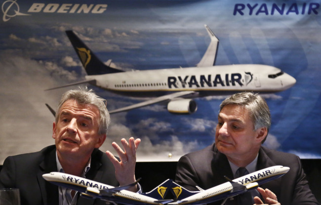 Michael O’Leary (left), CEO of Ryanair, and Ray Conner, president and CEO of Boeing, hold a press conference in New York on Tuesday.   AP-Yonhap News