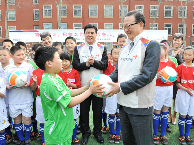 <YONHAP PHOTO-1087> 아시아나항공, 中톈진 학교와 자매결연 (서울=연합뉴스) 아시아나항공은 20일 중국 톈진시 허베이구 위에야허 소학교와 아름다운교실 자매결연을 체결, 윤영두 사장이 위에야허 소학교 축구 동아리 학생에게 축구공을 전달하고 있다. 2013.3.20 << 아시아나항공 제공 >> photo@yna.co.kr/2013-03-20 10:00:19/ <저작권자 ⓒ 1980-2013 ㈜연합뉴스. 무단 전재 재배포 금지.>
<YONHAP PHOTO-1087> 아시아나항공, 中톈진 학교와 자매결연 (서울=연합뉴스) 아시아나항공은 20일 중국 톈진시 허베이구 위에야허 소학교와 아름다운교실 자매결연을 체결, 윤영두 사장이 위에야허 소학교 축구 동아리 학생에게 축구공을 전달하고 있다. 2013.3.20 << 아시아나항공 제공 >> photo@yna.co.kr/2013-03-20 10:00:19/ <저작권자 ⓒ 1980-2013 ㈜연합뉴스. 무단 전재 재배포 금지.>
<YONHAP PHOTO-1087> 아시아나항공, 中톈진 학교와 자매결연 (서울=연합뉴스) 아시아나항공은 20일 중국 톈진시 허베이구 위에야허 소학교와 아름다운교실 자매결연을 체결, 윤영두 사장이 위에야허 소학교 축구 동아리 학생에게 축구공을 전달하고 있다. 2013.3.20 << 아시아나항공 제공 >> photo@yna.co.kr/2013-03-20 10:00:19/ <저작권자 ⓒ 1980-2013 ㈜연합뉴스. 무단 전재 재배포 금지.>