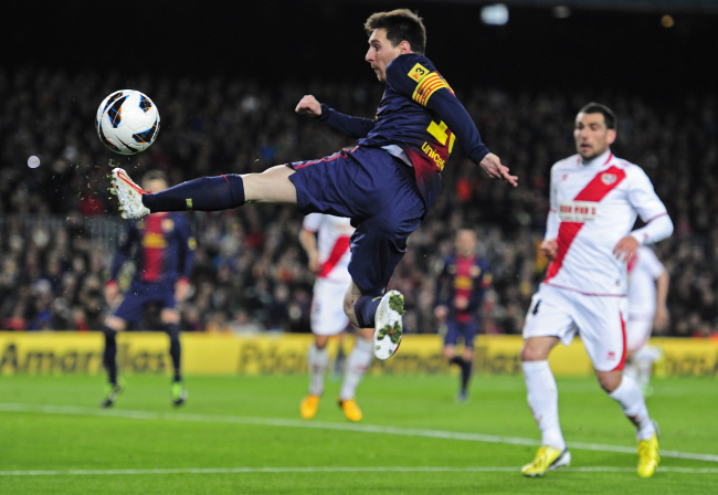 <YONHAP PHOTO-0350> FC Barcelona's Lionel Messi, from Argentina, left, kicks the ball watched by Rayo Vallecano's Mikel Labaka during a Spanish La Liga soccer match at the Camp Nou stadium in Barcelona, Spain, Sunday, March 17, 2013. (AP Photo/Manu Fernandez)/2013-03-18 07:22:25/ <저작권자 ⓒ 1980-2013 ㈜연합뉴스. 무단 전재 재배포 금지.>
FC Barcelona’s Lionel Messi   AP-Yonhap News