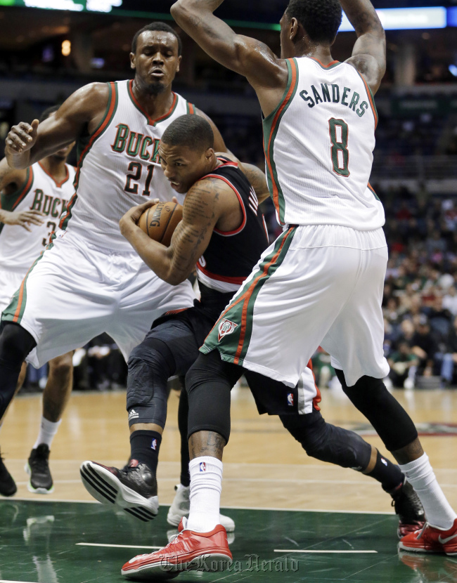 데미안릴라드(DamianLillard/포틀랜드트레일블레이저스/농구선수)
Portland Trail Blazers guard Damian Lillard drives against the Milwaukee Bucks on Tuesday.   AP-Yonhap News
