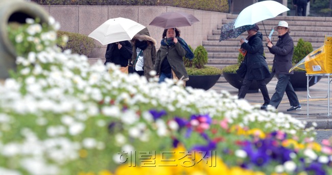 꽃샘추위와 함께 비가 내린 20일 오전 청계광장 꽃길 옆을 시민들이 지나가고 있다.이번 비가 그치면 영하 4도까지 내려간다고 기상청은 예보했다.<br />김명섭 기자 msiron@heraldcorp.com
꽃샘추위와 함께 비가 내린 20일 오전 청계광장 꽃길 옆을 시민들이 지나가고 있다.이번 비가 그치면 영하 4도까지 내려간다고 기상청은 예보했다.
김명섭 기자 msiron@heraldcorp.com
