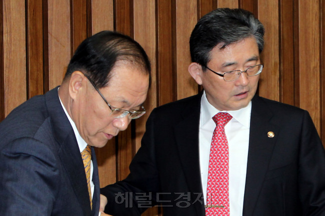황우여 새누리당 대표와 이한구 원내대표가 20일 오전 국회에서 열린 최고중진연석회의에서 자리에 앉고 있다.박현구 기자phko@heraldcorp.com