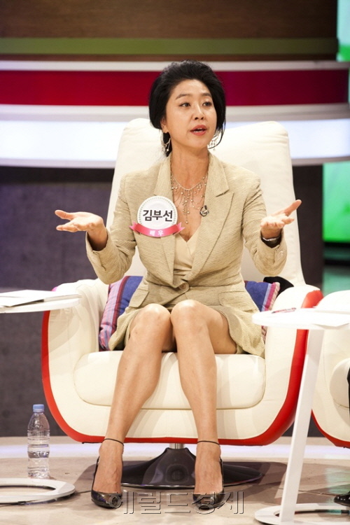 김부선(김근희/영화배우)
지난 18일 방송된 종합편성채널 JTBC ‘표창원의 시사 돌직구’ 5회에서는 김부선이 출연해 연예계 성상납 제의와 통장잔고에 대해 속시원한 발언을 쏟아냈다.