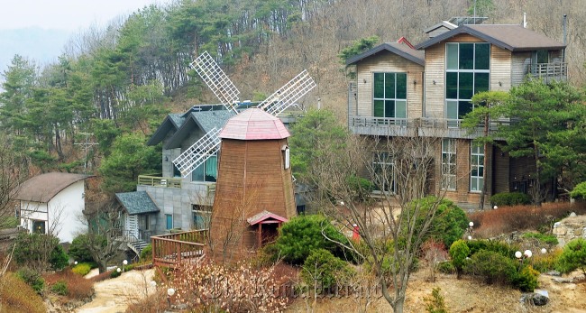 This photo shows the country house in Wonju, Gangwon Province where a contractor reportedly hosted parties to offer sexual services to high-ranking officials.   Kim Myung-sub/The Korea Herald