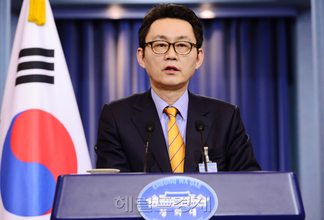윤창중 청와대 대변인이 20일 춘추관에서 브리핑을 하고 있다<br />정희조 기자 checho@heraldcorp.com 2013.03.20