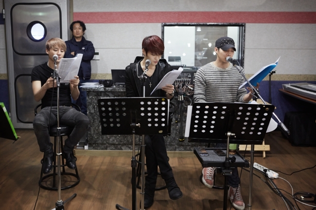 준수(좌측부터/김준수/가수/뮤지컬배우/JYJ),재중(김재중/가수/영화배우/JYJ), 유천(박유천/가수/탤런트/JYJ)
Backed up with a live band, the photos unveiled the three members of JYJ working hard to ensure a perfect performance.