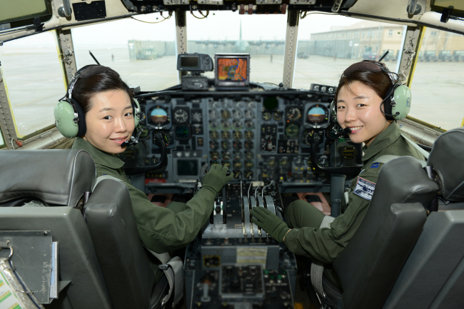 A photo handout from the Air Force shows Capt. Lee Na-kyum (left) and Capt. Oh Hyun-jin.   Yonhap News