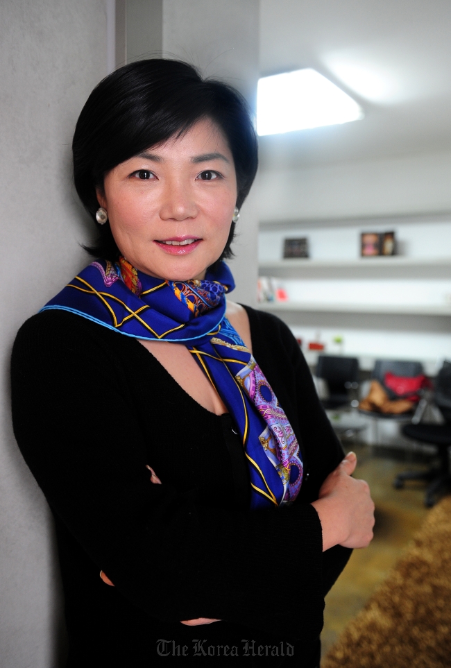 김미경(기업인/더블유인사이츠)
It’s hardly a surprise. The list of politicians and celebrities accused of plagiarizing theses grows every year, and the latest in a string of high-profile plagiarism cases is that of celebrity speaker and TV host Kim Mi-kyung.
The 48-year-old, who hosts the “Kim Mi Kyung show” for the cable channel tvN, is accused of plagiarizing her master’s degree thesis submitted to Ewha Womans University.