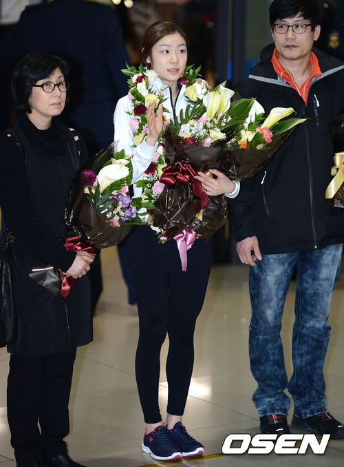 김연아(스케이트선수)
김연아는 20일 오후 수백명의 팬들의 환대를 받으며 인천공항을 통해 귀국했다. 김연아는 지난 18일 캐나다 온타리오주 런던에서 끝난 세계피겨선수권에서 올시즌 최고 점수인 218.31점을 획득하며 4년 만에 대회 정상을 탈환했다.