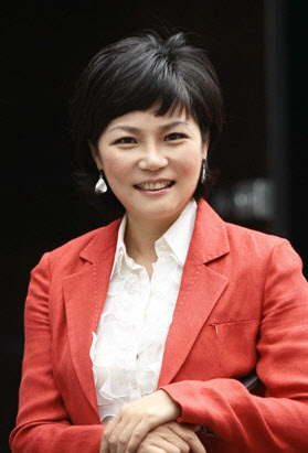김미경(기업인/더블유인사이츠)
매년 유명 연예인과 정치인을 상대로 일어나는 표절논란, 이제는 놀랍지도 않다. 최근에는 스타강사이자 티비 프로그램 진행자인 김미경(48)이 논란의 중심이 되고 있다.