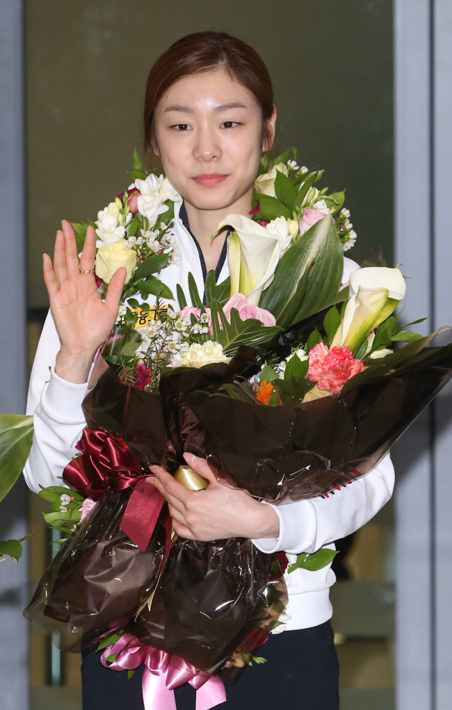 김연아(스케이트선수)
Korean figure skating star Kim Yu-na waves to fans after arriving at Incheon International Airport on Wednesday.   Yonhap News